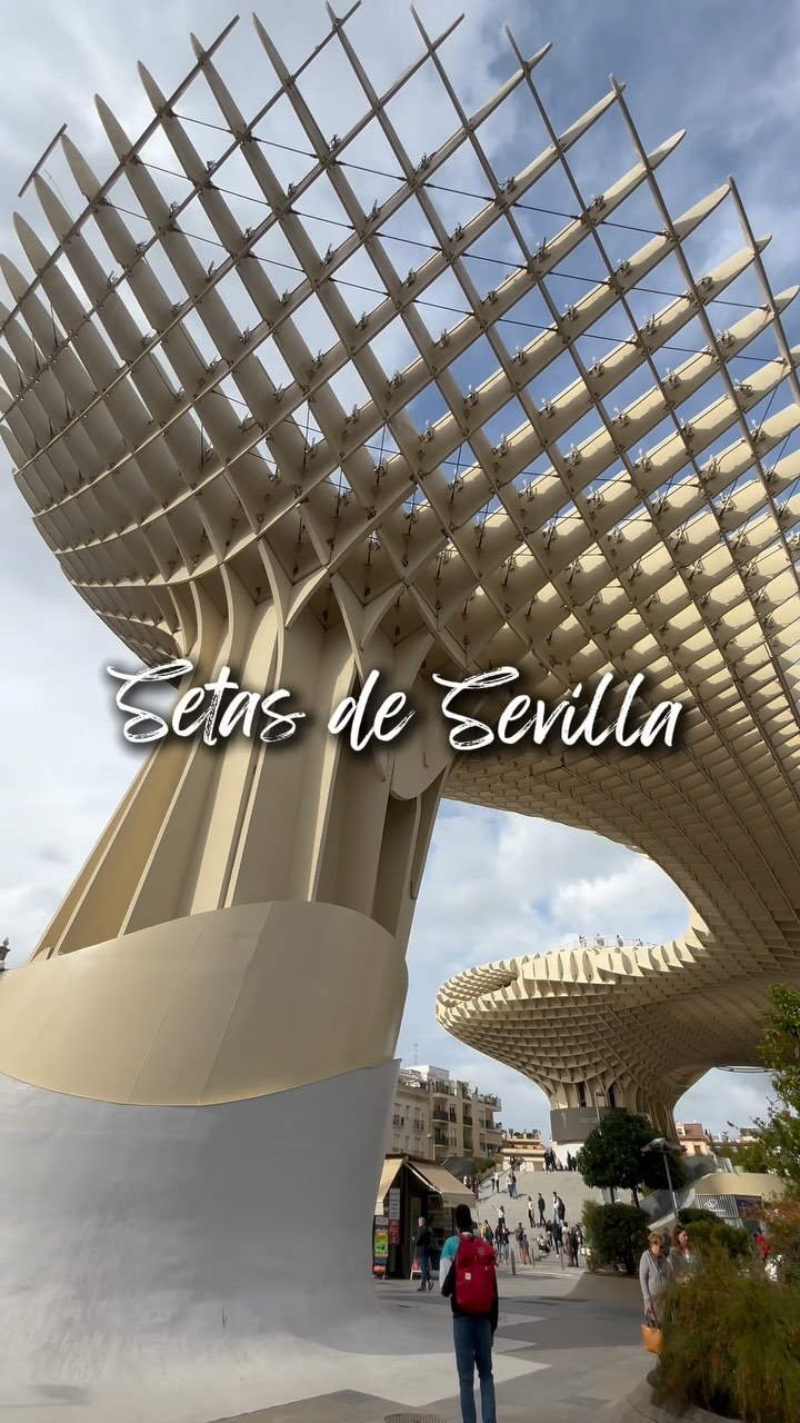 Incontournable lors de votre visite à Séville, le Métropol Parasol ou les Set...