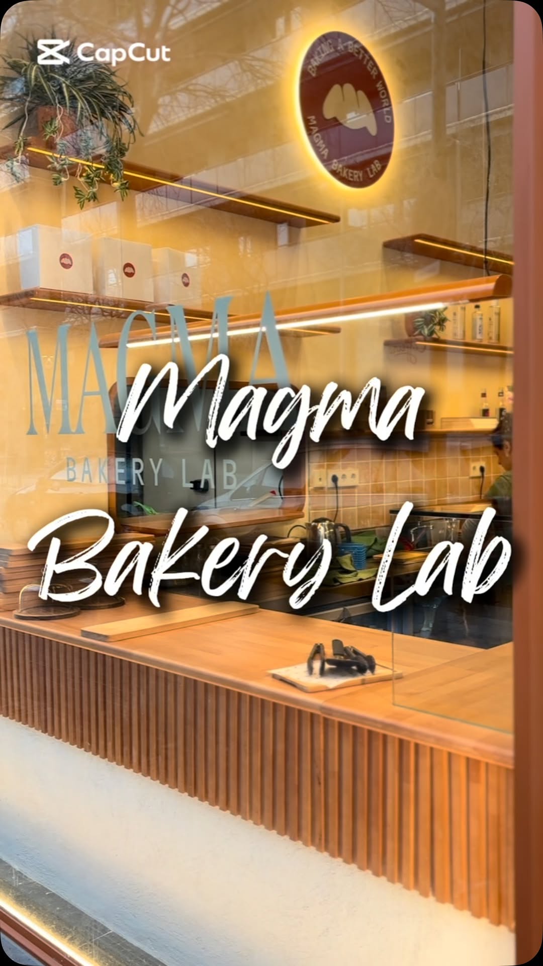 Nouveau petit café à tester dans le quartier de Poblenou. Très cozy, leurs pâ...