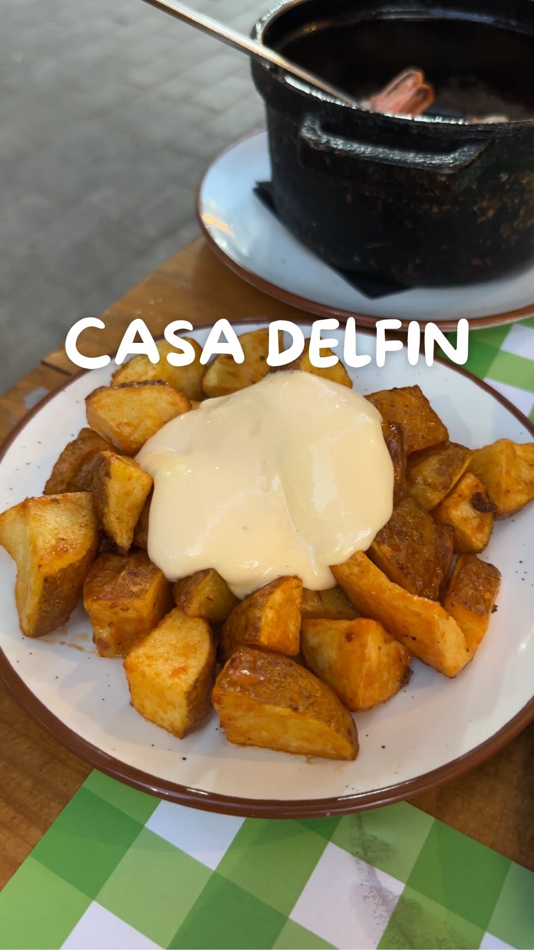 Tapas traditionnelles, terrasse ensoleillée et ambiance locale : bienvenue ch...